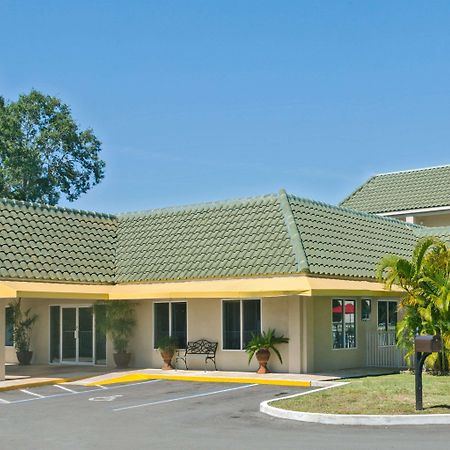 Days Inn By Wyndham Port Charlotte Town Center Екстер'єр фото
