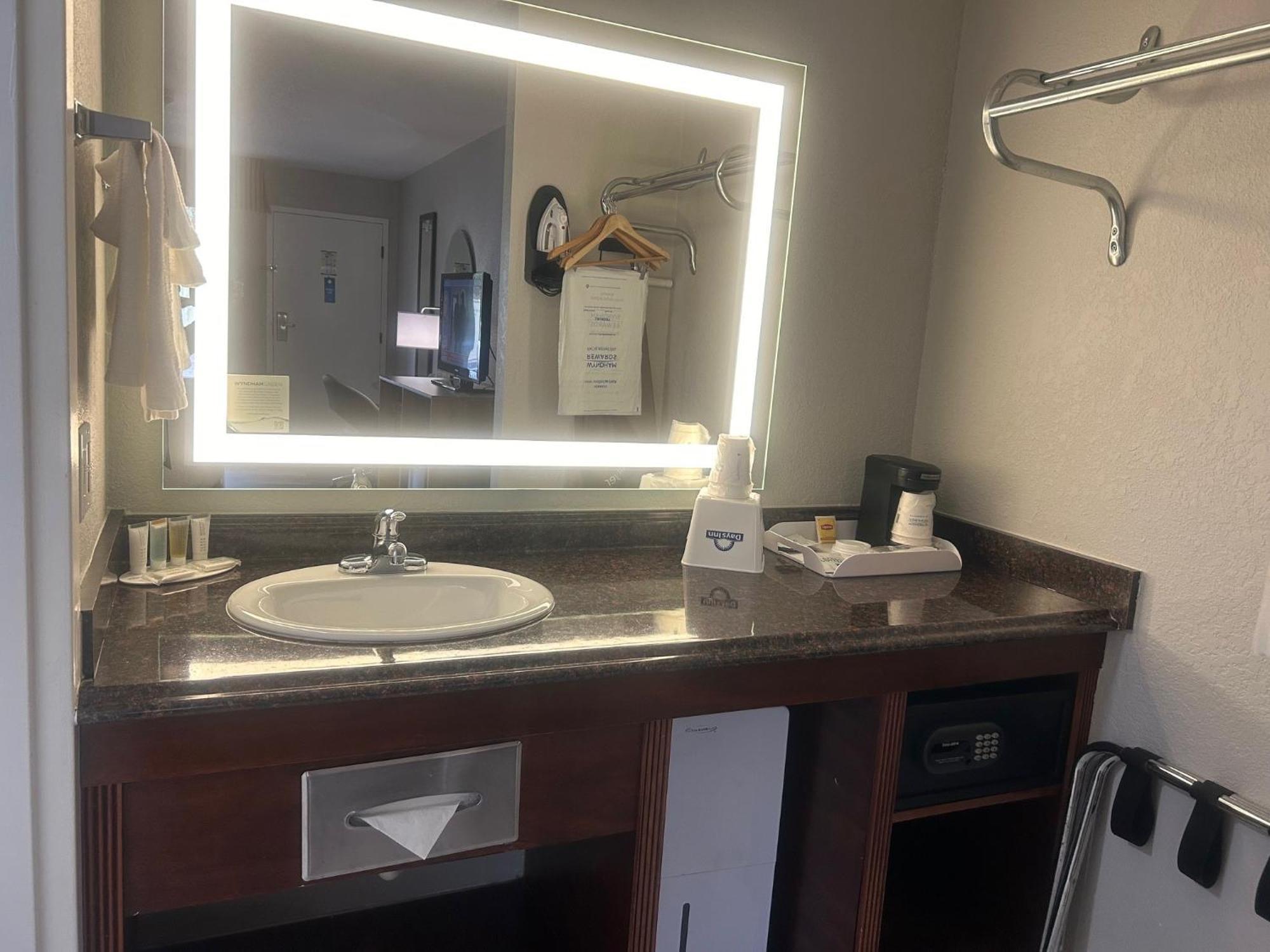 Days Inn By Wyndham Port Charlotte Town Center Екстер'єр фото